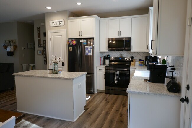 Building Photo - 554 N Trotman Rd