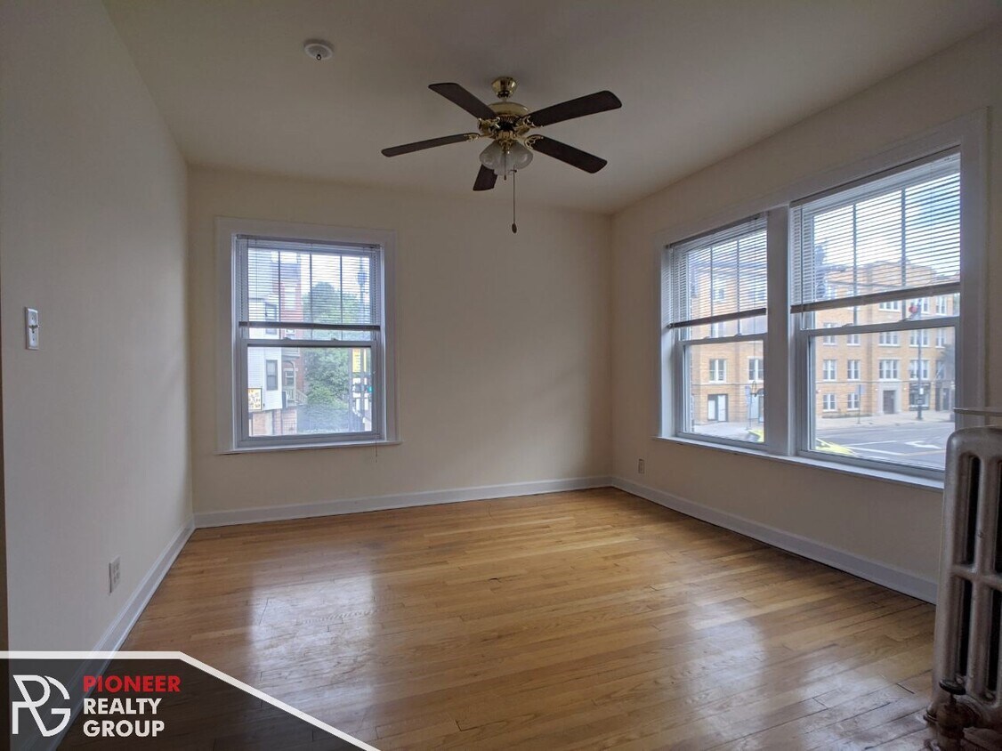 Foto principal - 5208 N Damen Ave