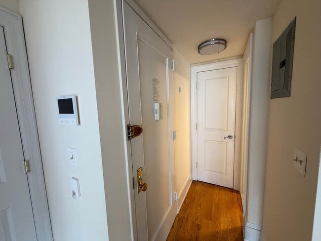 Building Photo - 39 W 68th St
