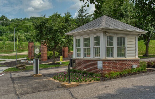 Building Photo - Ground level Rear Facing 3 Bedroom 2 bathr...