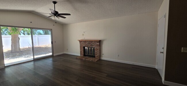 Foto del edificio - Two Bedroom, Two Bathroom Home in Beaumont!