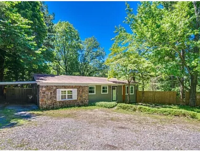 Building Photo - Quaint 3 Bedroom House In The Heart Of Wes...