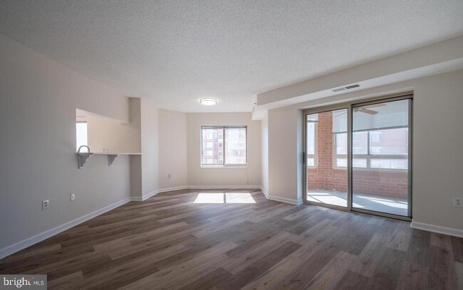 Foto del edificio - 2151 Jamieson Ave