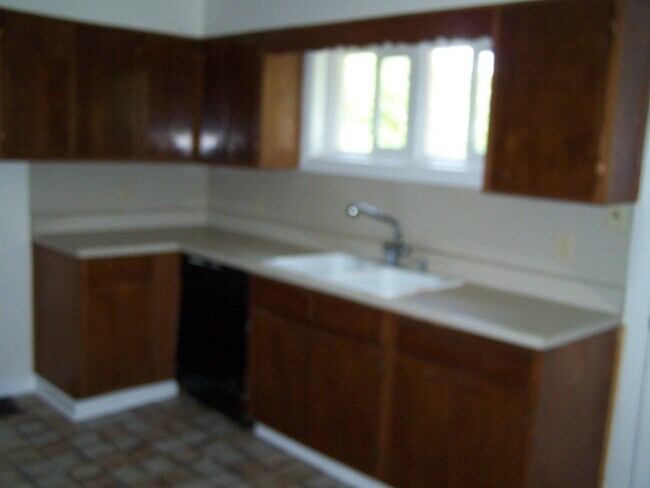 Foto del edificio - 3BR/1BA Home on New Walkertown Rd   Move in Special-  1/2 off the first months rent!!