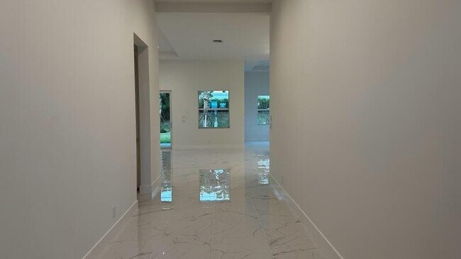 Foto del edificio - 9256 Crestview Cir