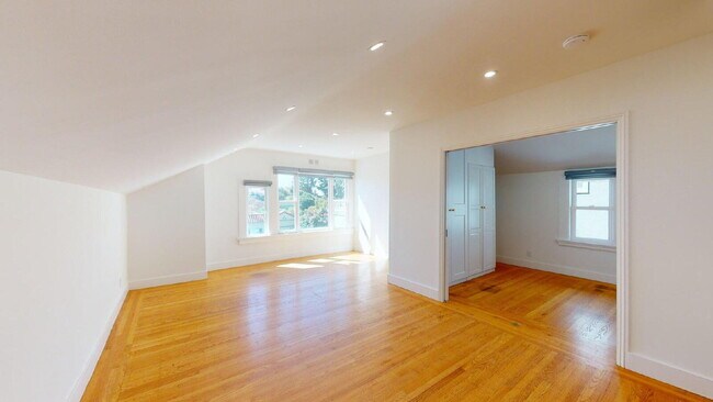Foto del edificio - Elegant & Updated 2BR / 1BA Apartment with Beautiful City Views — Corona Heights