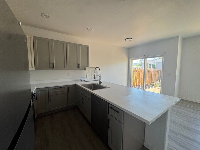 Building Photo - Modern 3 bedroom townhouse