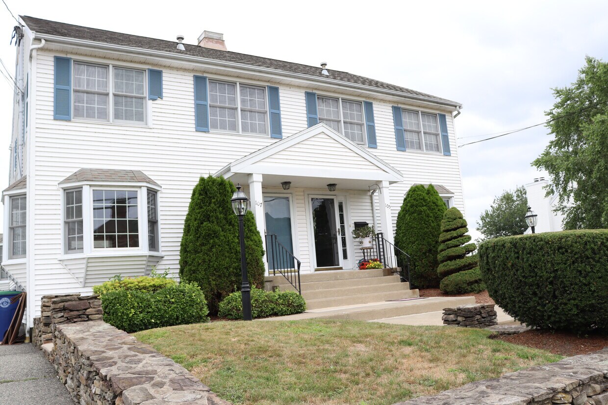 Foto principal - 107 Pond St