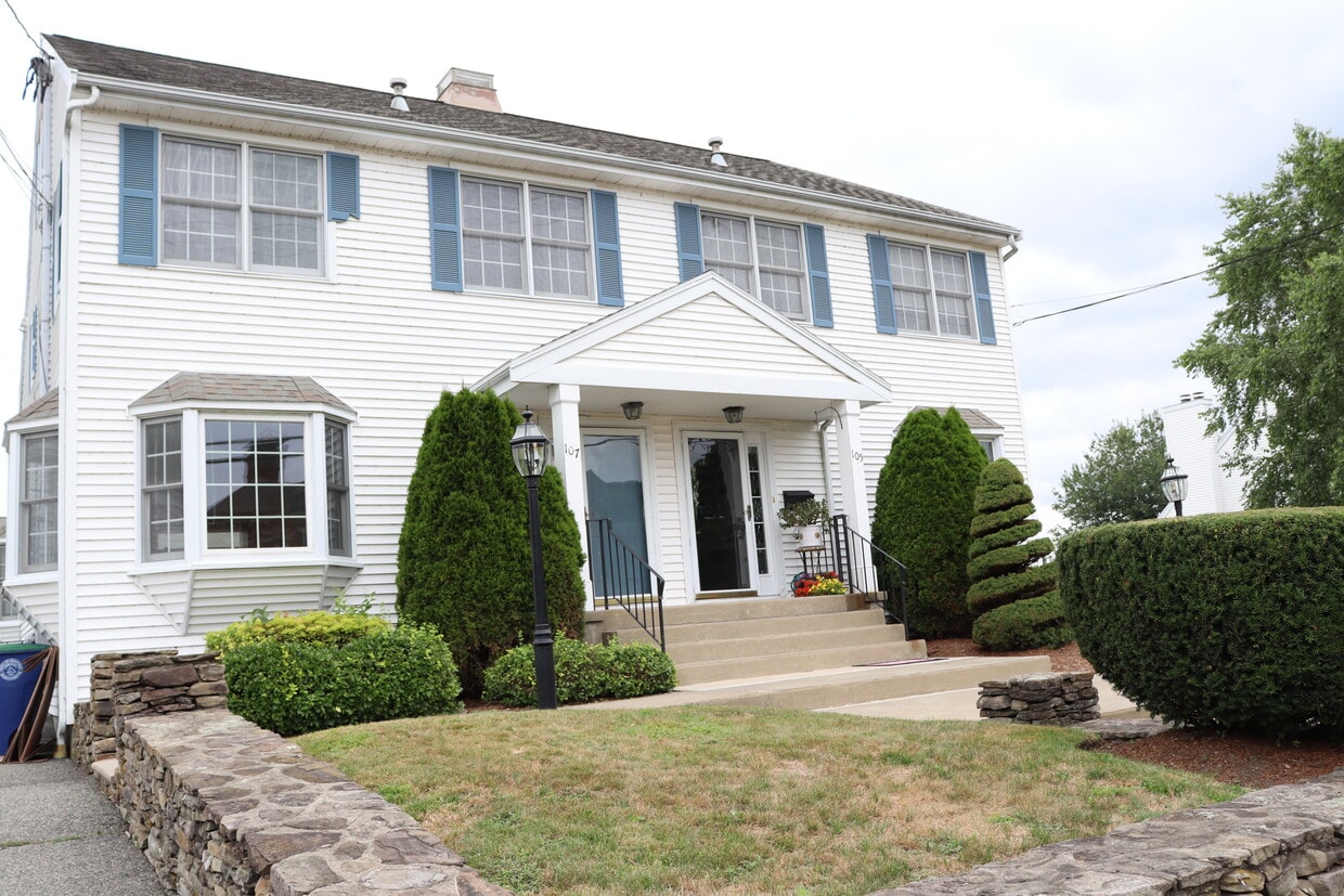 Primary Photo - 107 Pond St