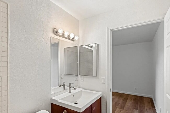 Foto del edificio - "Charming 1-Bed Oasis with Hardwood Elegan...