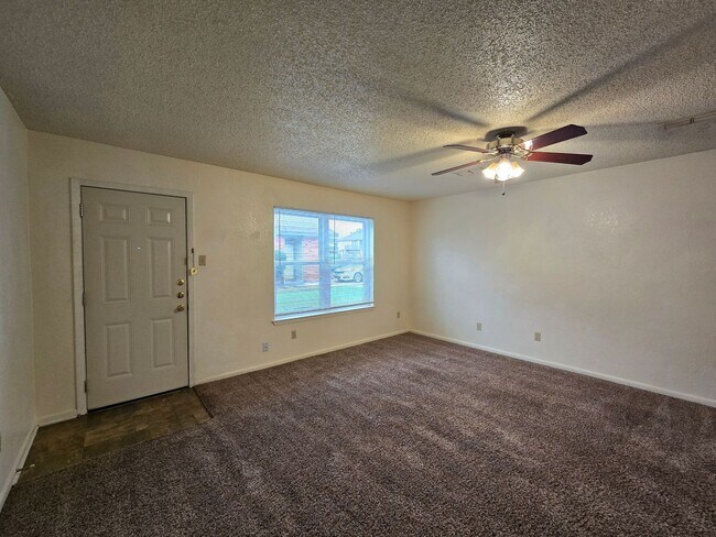 Foto del edificio - AVAILABLE NOW!