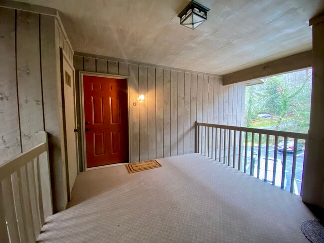 Building Photo - 49 Lake Dr