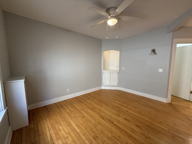Building Photo - 1 Bed 1 Bath Historic Preserved Douglas Apartments in Desirable Lowry Hill
