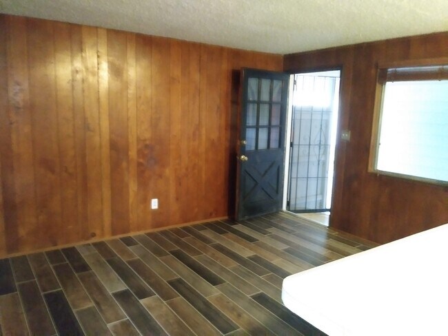 Sala de estar y puerta de entrada - 355 Olive St