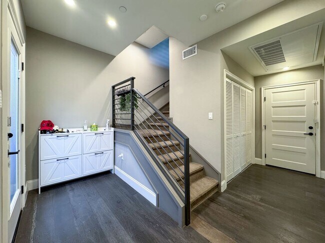 Foto del edificio - 519 W Newby Ave