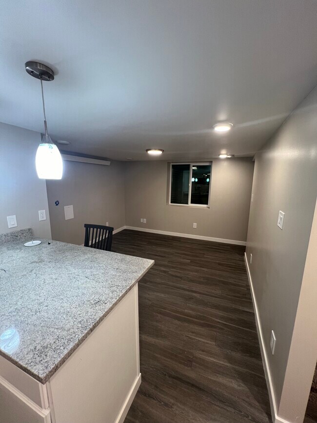 Building Photo - 427 400 S