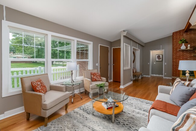 Foto del edificio - 8793 Fern Glen Dr