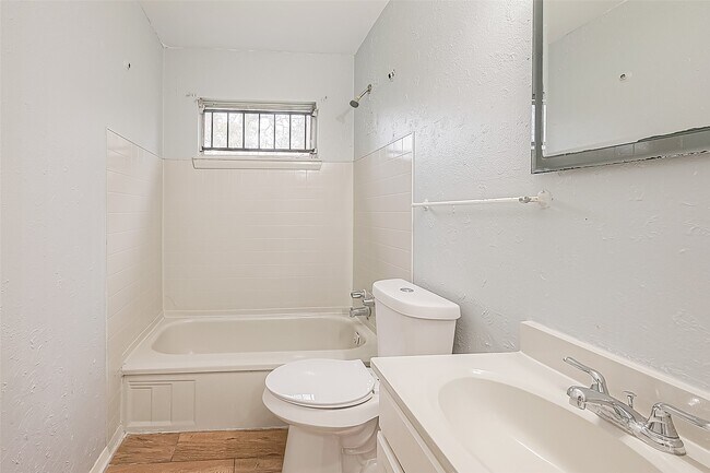 Foto del edificio - 9302 Fairland Dr