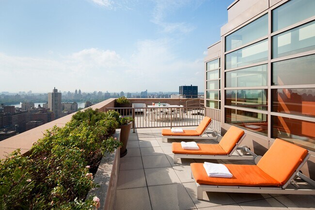Foto del edificio - 215 E 96th St