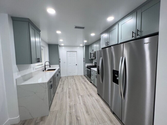 Foto del edificio - Large 6 Bedroom POOL House on East Falls View! Prime Location!