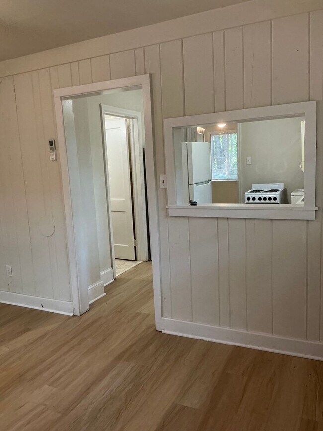 Foto del edificio - 1 Bedroom/ 1 Bath Cottage off Prince Avenue! Available soon!