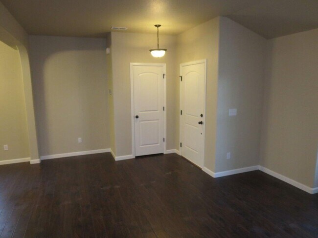 Building Photo - Available Now! 3 Bedroom 2.5 Bathroom Town...