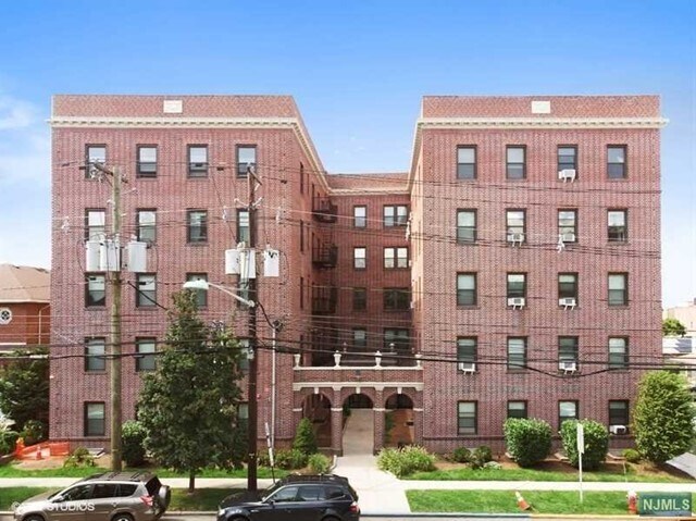Building Photo - 855 Broad Ave