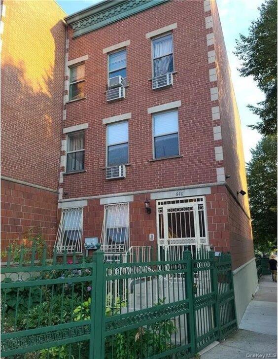 Building Photo - 640 E 182nd St