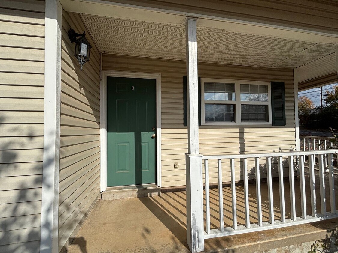 Foto principal - 1417 N Greenwich Ave