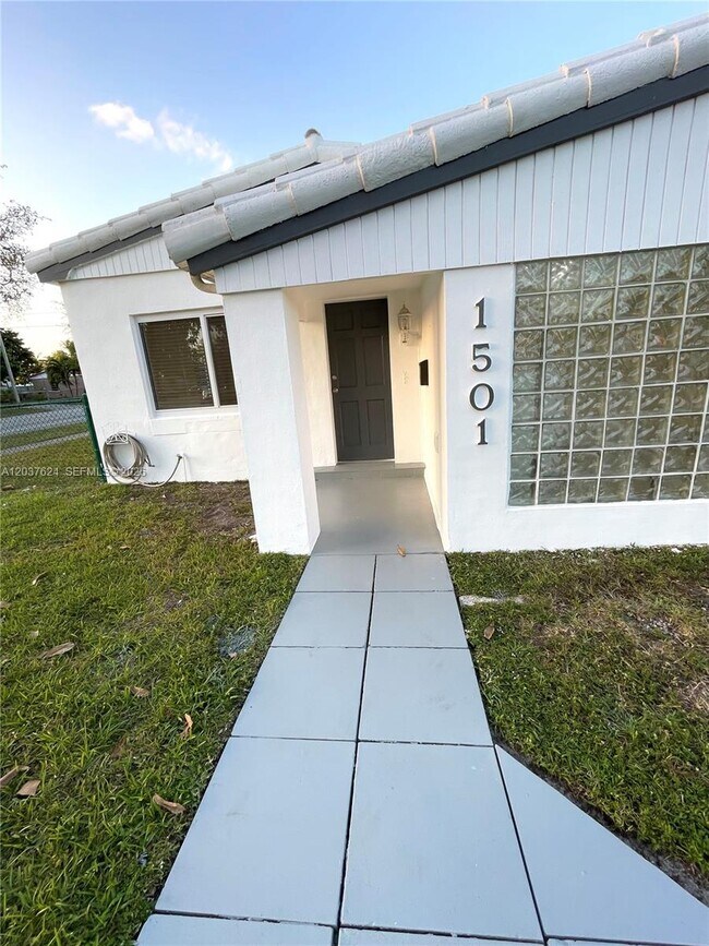 Foto del edificio - 1501 NE 173rd St