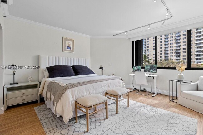Building Photo - 520 Brickell Key Dr