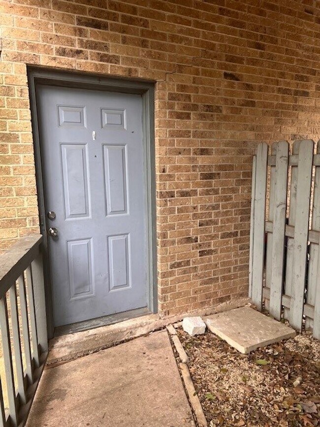 Building Photo - Hu Properties2 (3308 Dunliegh Dr)