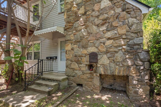 Foto del edificio - West Asheville Apartment - One Bedroom Plus Office