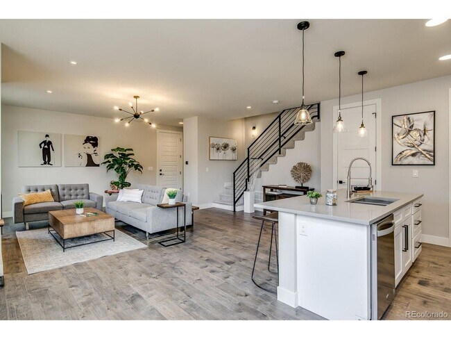 Foto del edificio - ONE MONTH FREE - Modern 3BR Townhome in Denver