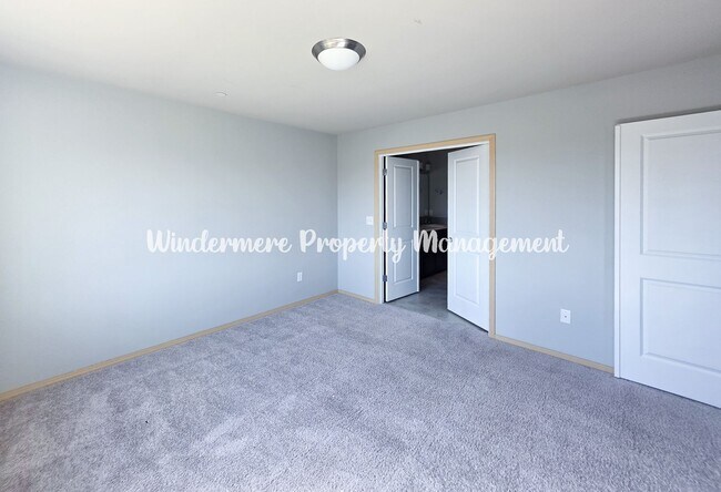 Building Photo - Bright and charming 3 bed townhome in Pinn...
