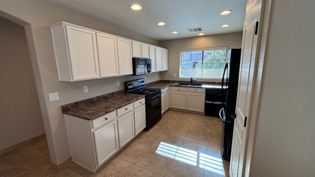 Building Photo - 21047 N Alma Dr