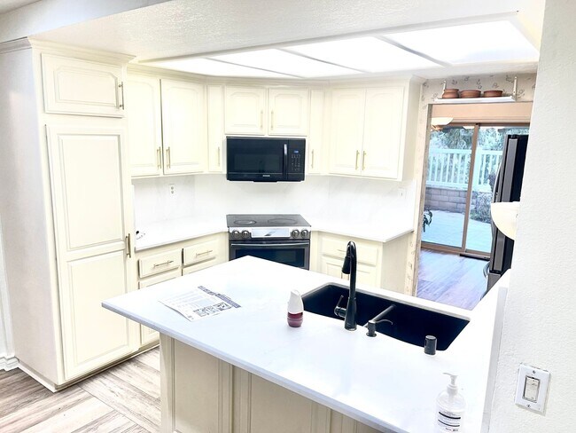 Foto del edificio - Spacious and updated Two Bedroom 2.5 Bathr...