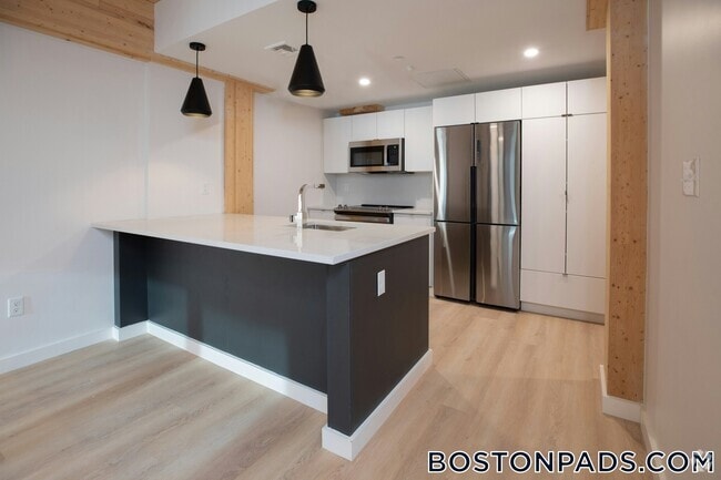 Building Photo - 11 E Lenox St