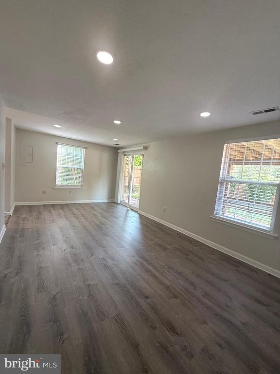 Building Photo - 110 Lakeview Ct