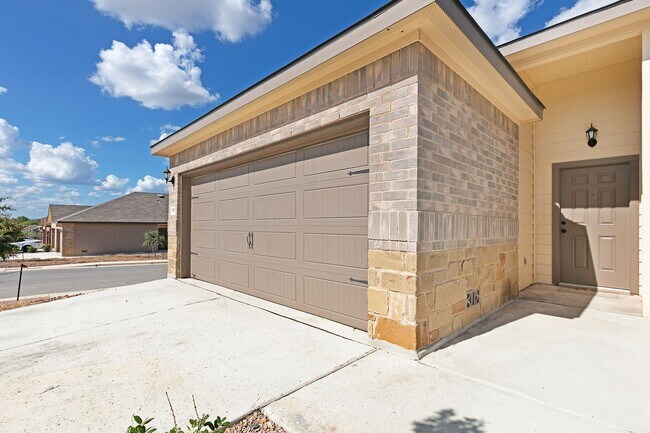Foto del edificio - New Braunfels~ Beautiful Luxury 3 Bdrm~Stained Concrete Floors Throughout
