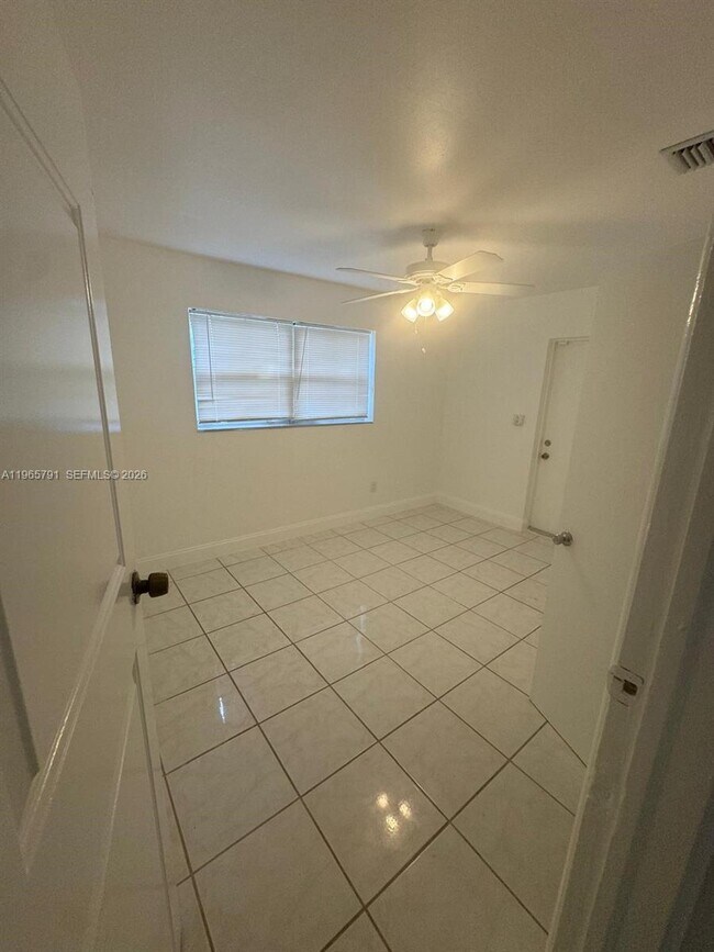 Foto del edificio - 2832 SW 7th St