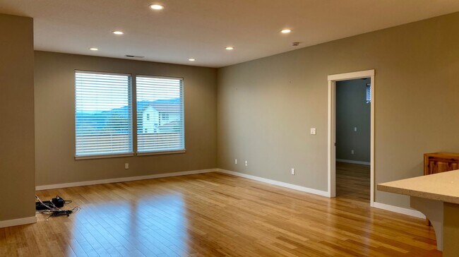 Building Photo - Convenient Hood River Location