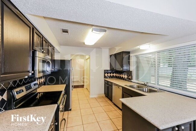 Building Photo - 1800 Chittam Dr