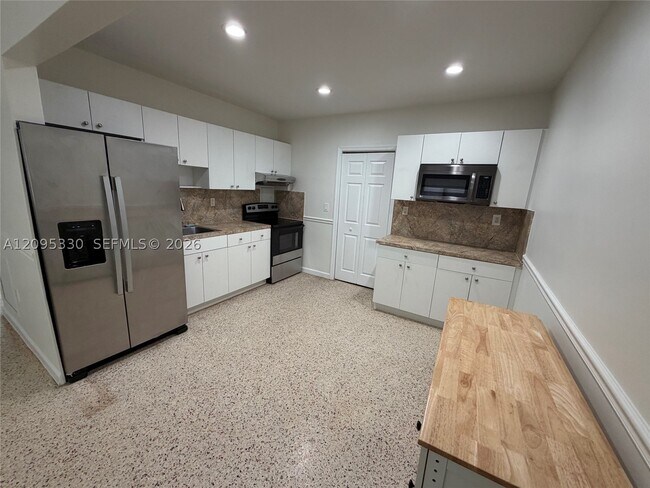 Building Photo - 1047 SW 76th Ave
