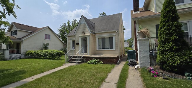 Building Photo - 7335 Maple St