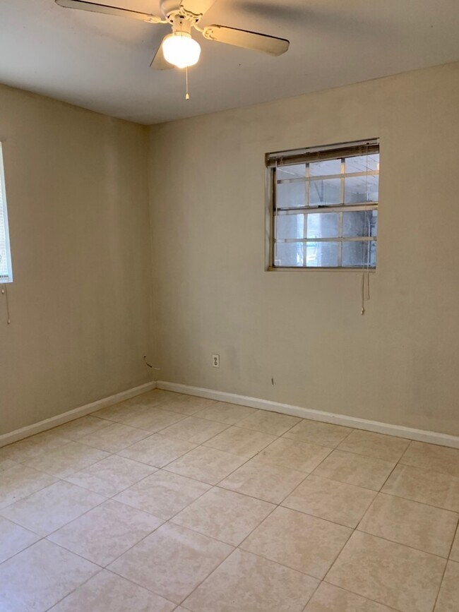Building Photo - 4bed/2bath/2 car garage $1680/month deposi...