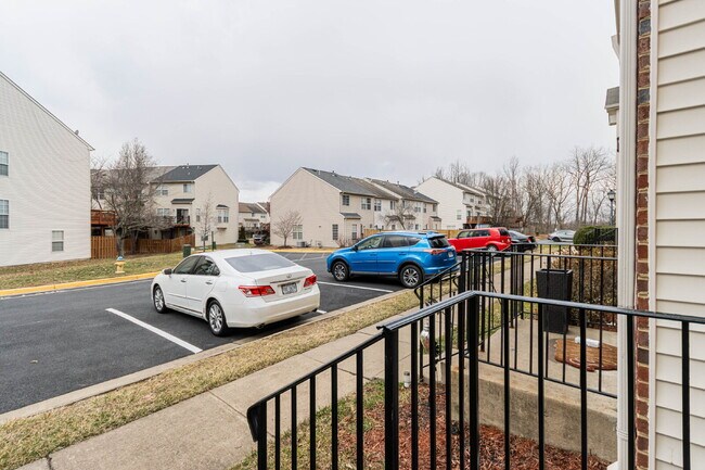 Building Photo - Well-maintained interior row townhouse in the desirable Dogwoods community near Quantico.