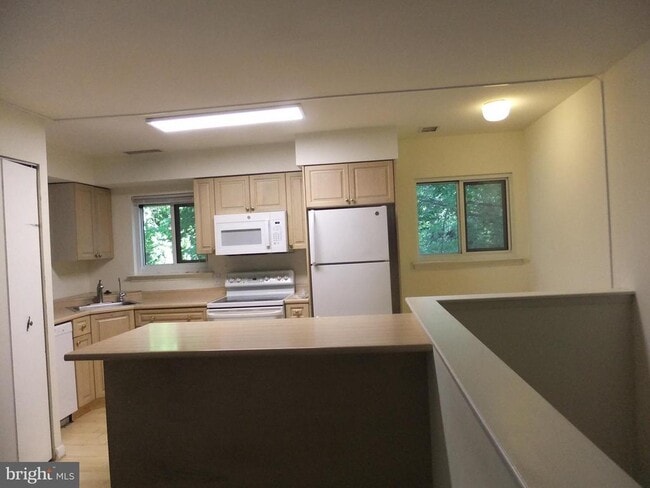 Building Photo - 1700 Oakwood Terrace