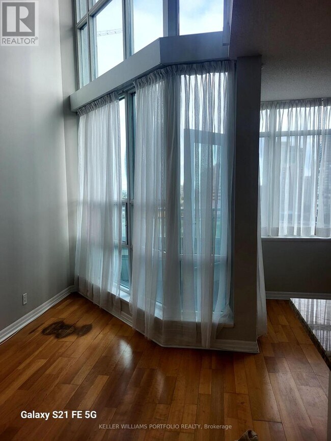 Photo du bâtiment - 220-220 Burnhamthorpe Rd W