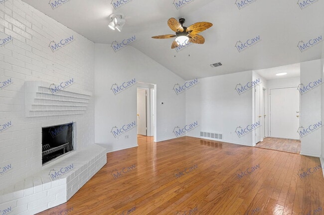 Building Photo - 1333 Mercedes St